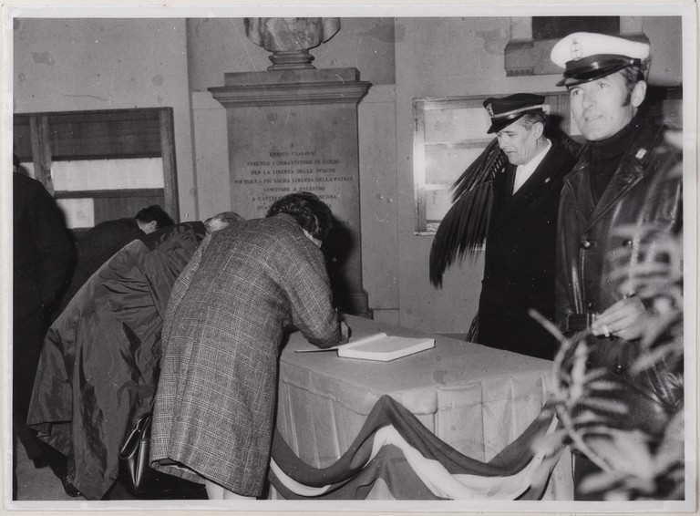 Gattatico-Reggio Emilia, 27-30 marzo 1970, Funerali di Alcide Cervi, firma del libro delle presenze